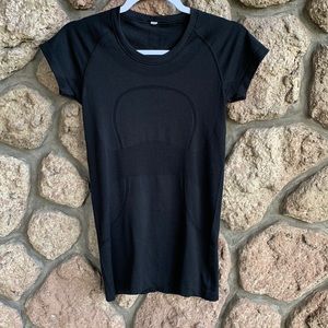 Lululemon black swiftly shirt size 6